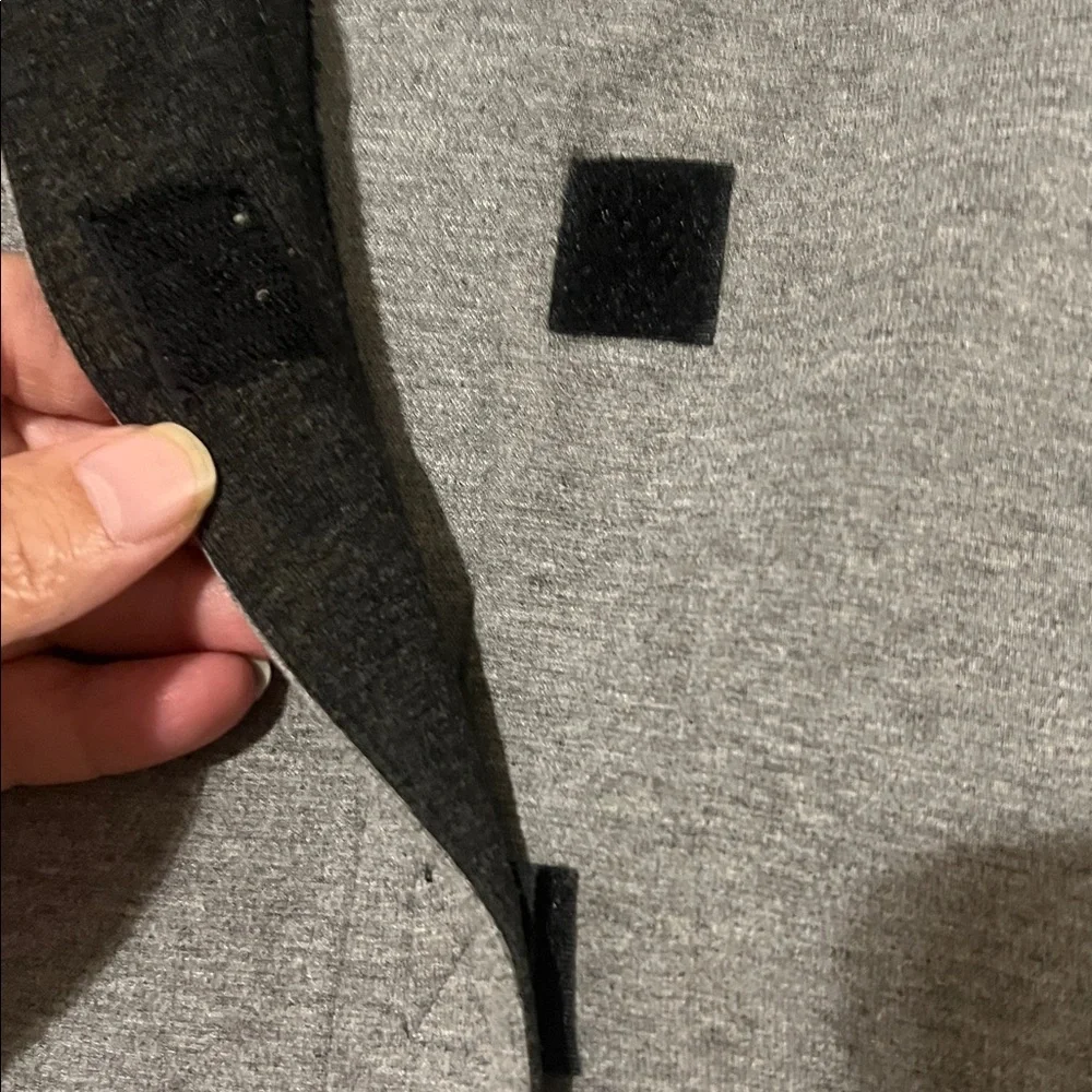 Staples gray with black detail lightweight jacket. Velcro closure. Pockets. - Picture 5 of 9
